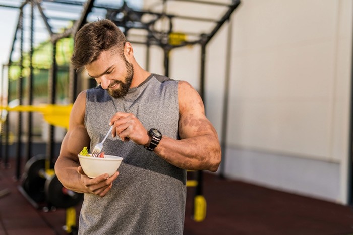چرا باید قبل یا بعد از تمرین غذا بخوریم؟ 10 قبل یا بعد از تمرین غذا بخوریم