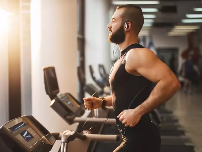 ۱۱ تا از اشتباهات استفاده از تردمیل و عوارض تردمیل 8 اشتباهات استفاده از تردمیل
