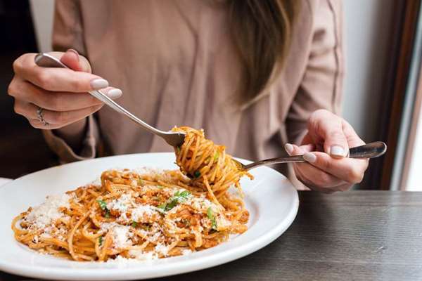 علت نوسان وزن چیست و آیا نوسان وزن طبیعی است؟ 10 نوسان وزن ناشی از وزن غذا