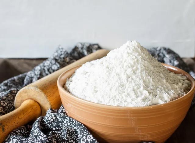 20 تا از بدترین غذاها که ارزش خوردن ندارند 27 آرد سفید