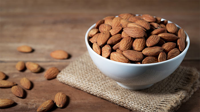 بهترین غذاهای عضله ساز+ لیست غذاهای بدنسازی 20 بادام درختی غذاهای عضله ساز
