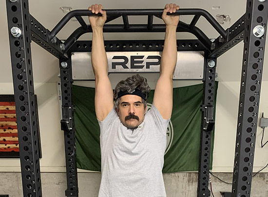 آسیب شانه در بدنسازی، راهنمای کامل پیشگیری و درمان 13 آسیب شانه در بدنسازی, hanging-from-a-pull-up-bar