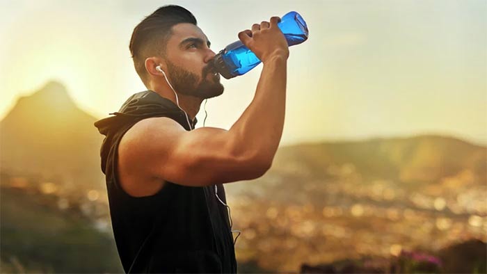 نوشیدنی ورزشی مناسب حین ورزش؛ راهنمای جامع 10 چه نوشیدنی ورزشی مناسب مصرف حین ورزش است؟