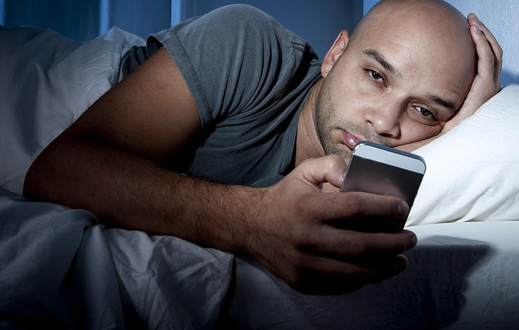 ارتباط بین نور موبایل و اختلال خواب چیست؟ 1 ارتباط بین نور موبایل و اختلال خواب چیست؟